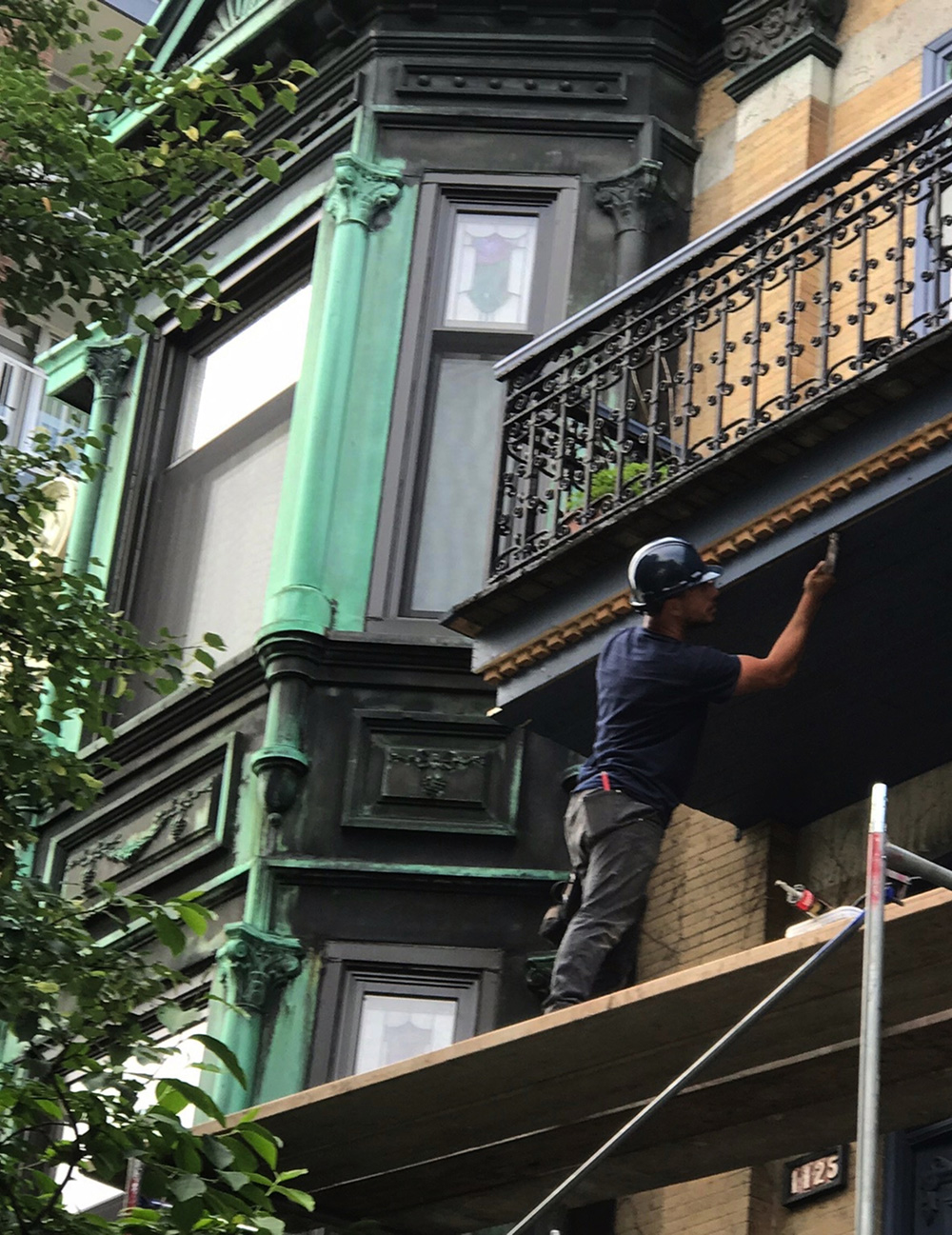 Restoration of the "wolf's mouth" woodwork on an old façade.